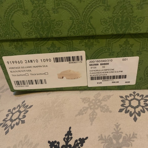 Selling Gucci slides any questions ask 😊🌸 - Picture 3 of 4